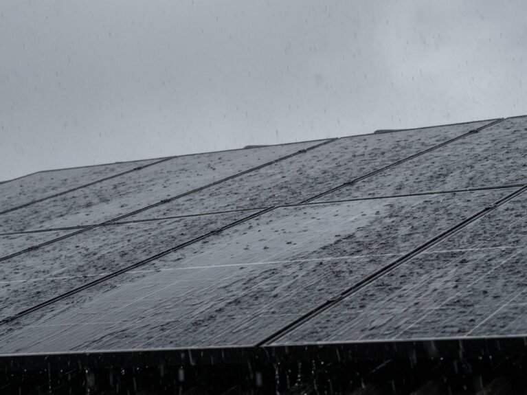 rain affect solar panels